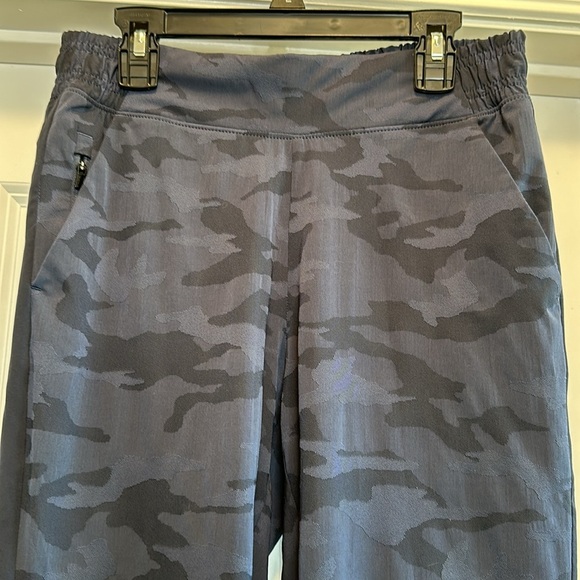 Athleta Brooklyn Textured Jogger Blue Camo Outdoor‎ Travel Adventure Pant Sz 2 - Picture 3 of 9